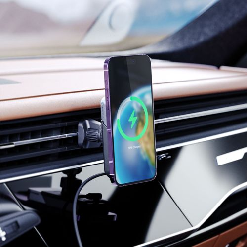 Lila Handy lädt auf Lüftungsschlitz-Halterung im Auto.
