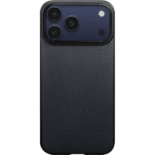 iPhone negro con funda de patrón de fibra de carbono y tres cámaras.