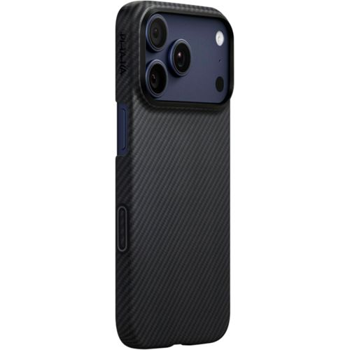Funda negra para teléfono con textura de fibra de carbono y tres lentes de cámara.