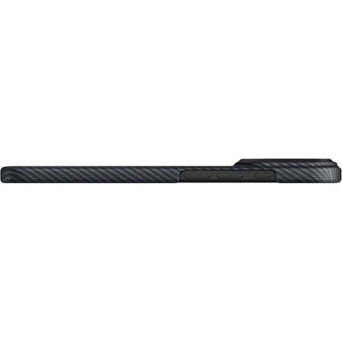 Funda de teléfono negra con patrón de carbono, vista lateral, botones laterales.