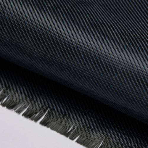 Tejido de fibra de carbono negro con hilos brillantes y bordes deshilachados.