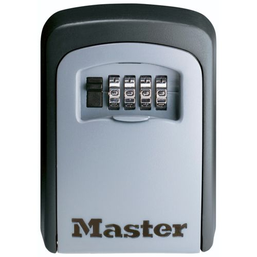Caja fuerte gris Master con cerradura de combinación de 4 dígitos, sobre fondo blanco.