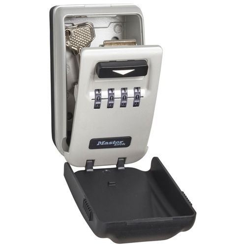 Una caja de llaves abierta con cerradura de combinación y una llave dentro.