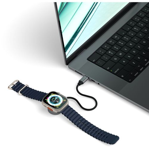Uno smartwatch con cinturino blu è collegato a un laptop.