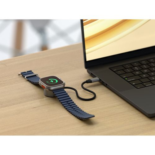 Uno smartwatch con cinturino blu collegato a un laptop.