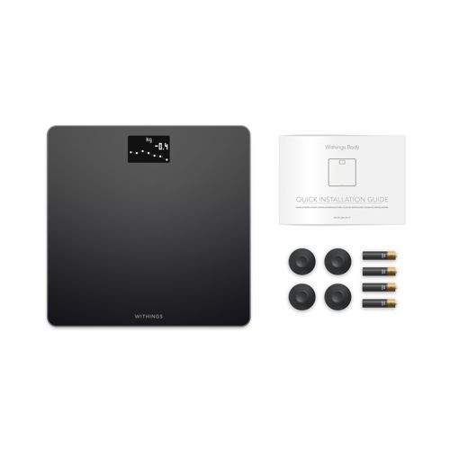 Una báscula digital negra con guía de instalación rápida, cuatro pies negros y cuatro baterías.