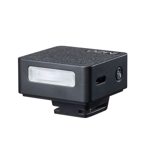 Un petit cube flash noir avec une fenêtre lumineuse blanche et un support de caméra.