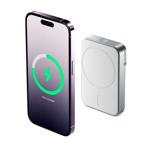 Ein lila iPhone wird drahtlos von einem weißen MagSafe-Ladegerät aufgeladen.
