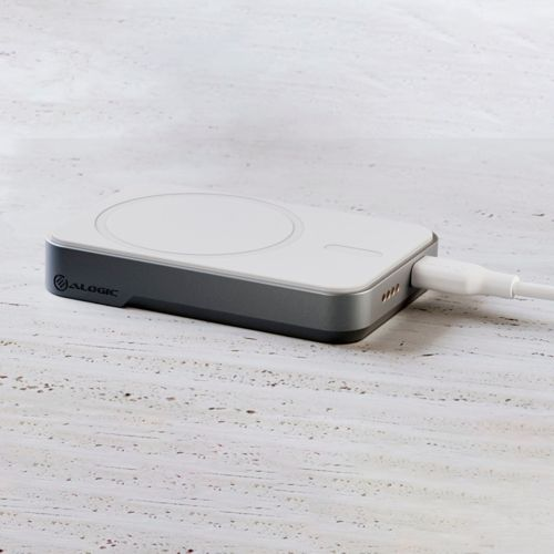 Ein weißes und graues kabelloses Ladegerät mit einem weißen Kabel, das an der Seite angeschlossen ist.