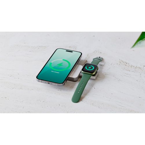 Ein Smartphone und eine Smartwatch laden drahtlos auf einem weißen Ladegerät.