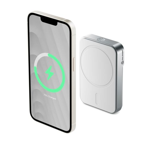 Ein weißes iPhone mit grünem Ladekreis liegt neben einem weißen und silbernen Lade-Akku.