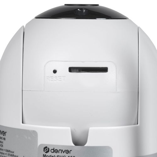 Gros plan d'une caméra blanche montrant un bouton de réinitialisation et un emplacement pour carte SD.