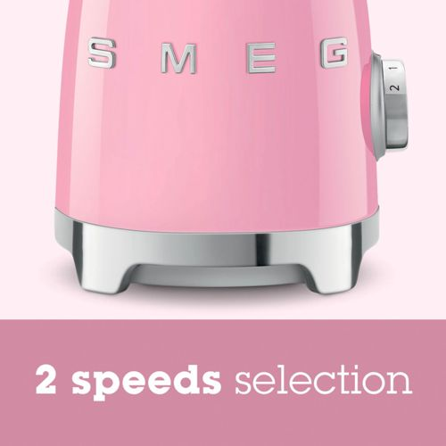 Primo piano di un elettrodomestico Smeg rosa con accenti argentati e selettore di velocità.