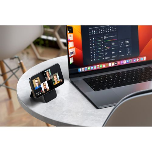 Laptop e smartphone con videoconferenza su un tavolo.
