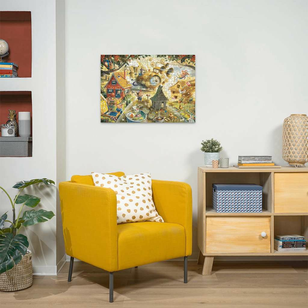 Un puzzle colorato che raffigura una scena stravagante è appeso a un muro.