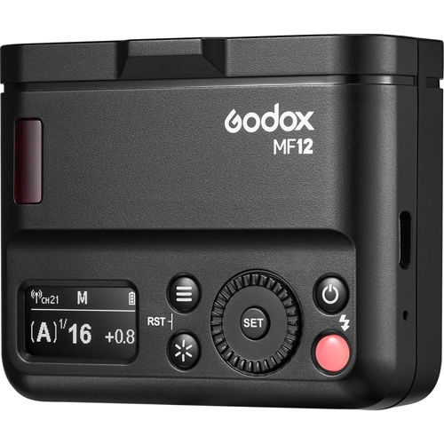 Ein schwarzes Godox MF12 Blitzgerät mit LCD-Display und Bedienelementen.