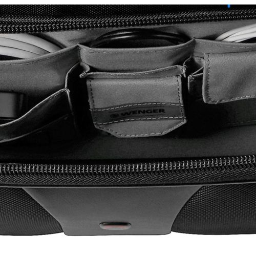 Innenansicht einer Tasche mit Fächern für Kabel und Zubehör. Wenger-Logo sichtbar.