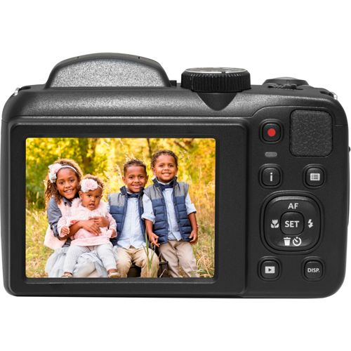Una foto de cuatro niños al aire libre que se muestra en la pantalla de una cámara digital.