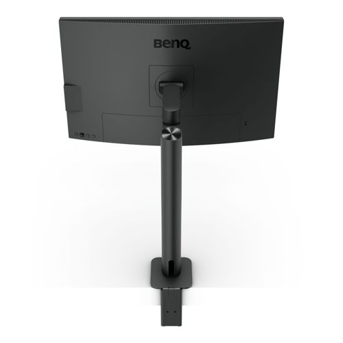 Achterkant van een zwarte monitor op een slanke standaard, tegen een witte achtergrond.
