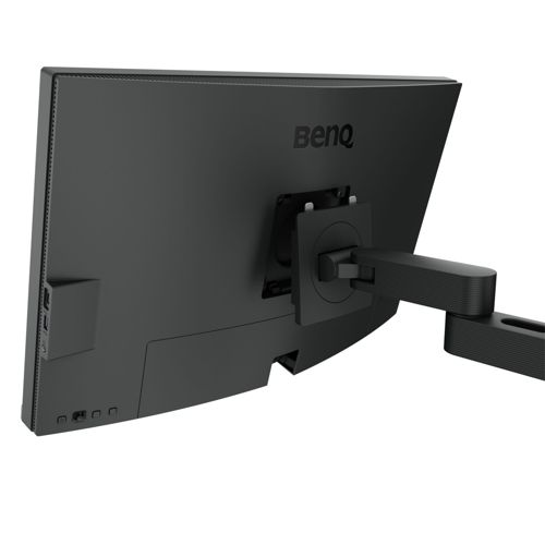 Achterkant van een zwarte BenQ monitor met zwenkarm en zichtbare poorten.