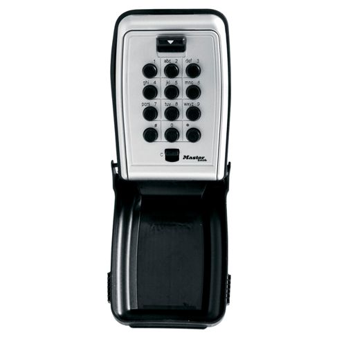 Una caja fuerte plateada para llaves Master Lock con base negra y teclado numérico.
