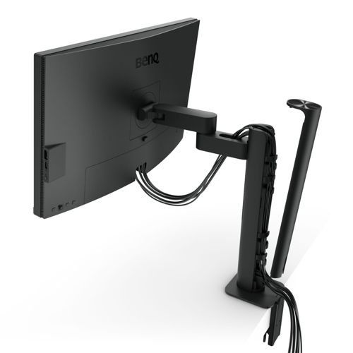 Een zwarte monitorarm houdt een zwarte monitor vast, kabels netjes beheerd.