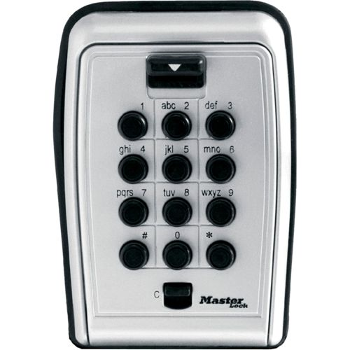 Una caja fuerte para llaves Master Lock plateada con teclado numérico y asa negra.