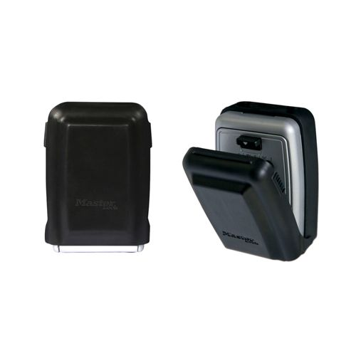 Una caja de candado combinada Master Lock negra, mostrada cerrada y abierta.