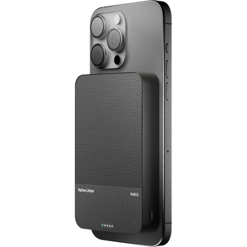 Un iPhone gris avec une batterie magnétique noire attachée à son dos.