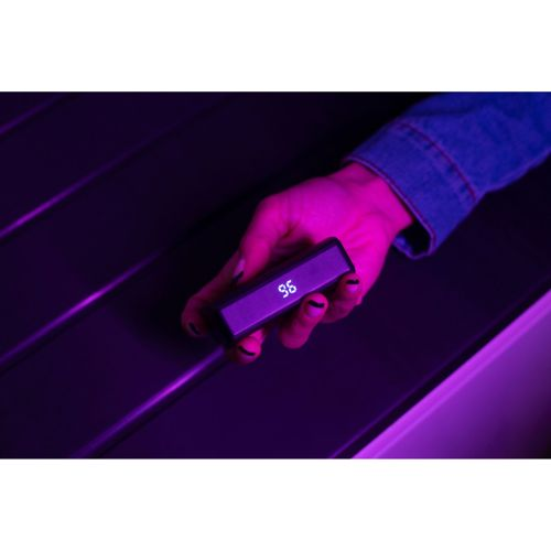 Eine Hand hält ein schwarzes Gerät mit beleuchtetem Display.