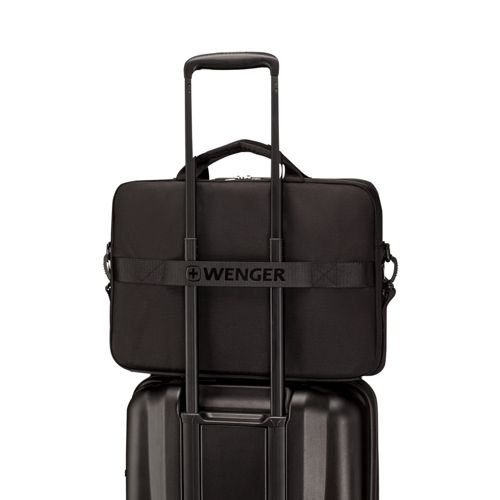 Sacoche noire Wenger pour ordinateur portable sur une valise noire à roulettes.