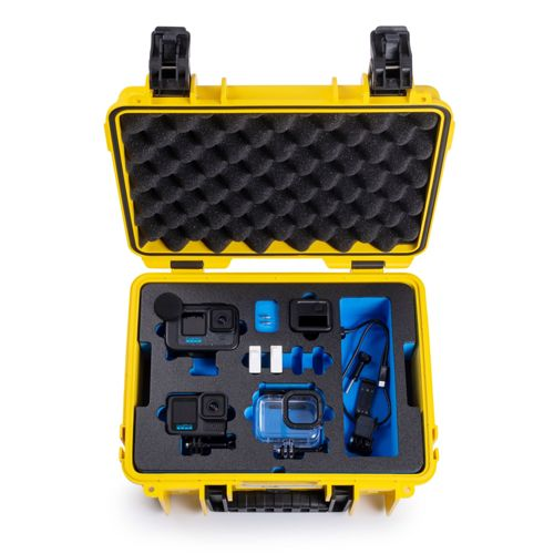 Ein gelber Koffer mit schwarzem Schaumstoff-Inlay, der zwei GoPros und Zubehör enthält.