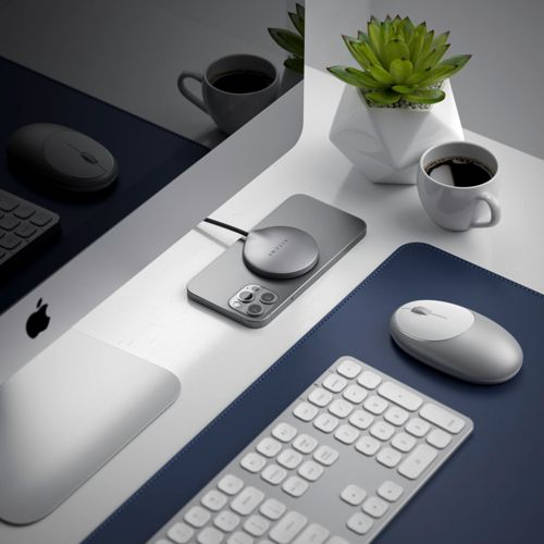 Una scrivania con computer, tastiera, mouse, telefono e caffè.