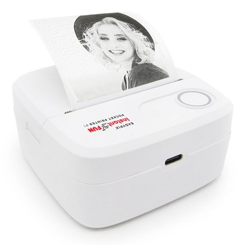 Ein weißer Taschen-Fotodrucker druckt ein Schwarz-Weiß-Porträt einer lächelnden Frau mit Hut.