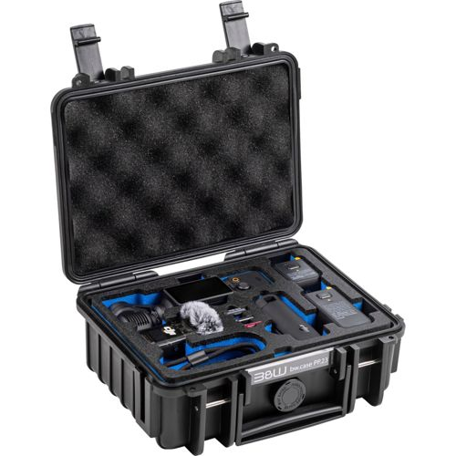 Schwarzer Koffer mit Schaumstoffeinlage und Audioausrüstung wie Mikrofon und Recorder.