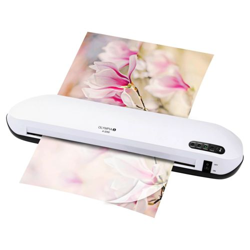 Ein weißer Olympia A3200 Aktenlaminator mit zwei bedruckten Blättern.