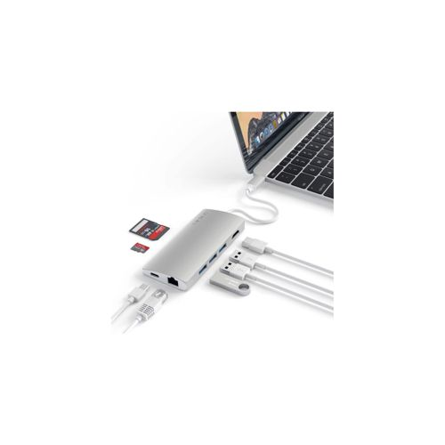 Silberner Laptop, verbunden mit einem USB-Hub mit SD-Karten und USB-Sticks.