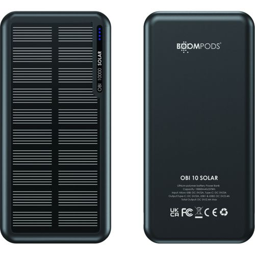 Due power bank nere una accanto all'altra. La sinistra ha pannello solare, la destra logo e dettagli.