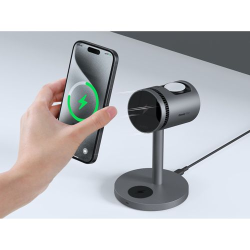 Graues Ladegerät mit Handy, das kabellos geladen wird. Nahaufnahme.