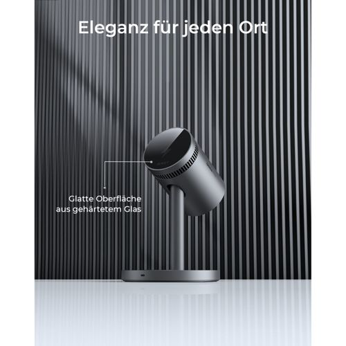 Ein dunkelgrauer, moderner Projektor auf einem Ständer vor einem gerippten dunklen Hintergrund.
