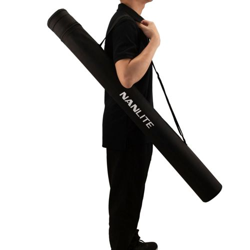 Eine Person trägt eine schwarze Tasche mit der Aufschrift „NANLITE“ über der Schulter.