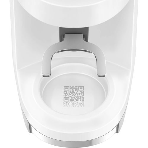Weißes Haushaltsgerät mit silbernen Akzenten und QR-Code mit der Aufschrift MY SMEG ASSISTANT.