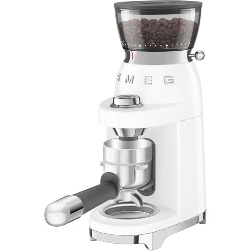 Eine weiße Kaffeemühle mit Bohnenbehälter, Siebträger und Chromdetails.
