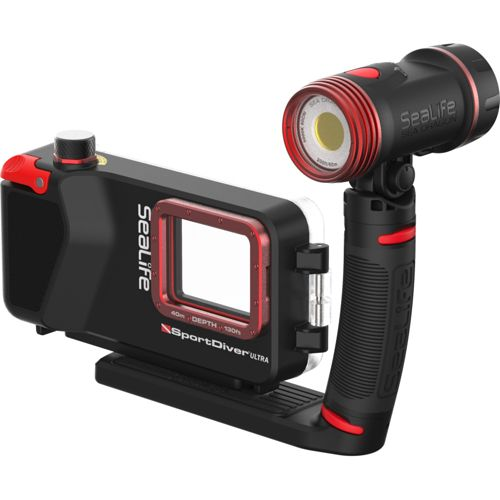 Schwarzes und rotes Unterwasserkameragehäuse mit angebrachtem Licht. SportDiver ULTRA.