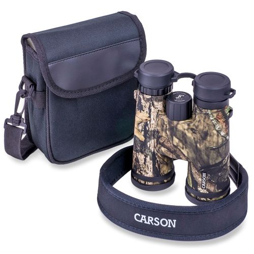 Binocolo mimetico con custodia nera e tracolla. La tracolla riporta CARSON.