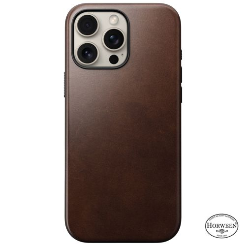 Braune Lederhülle für ein iPhone mit dreifachem Kameraobjektiv.