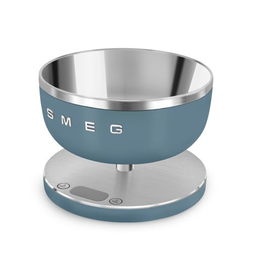 Ein blauer SMEG-Napf auf einer silbernen Waage mit Knöpfen.