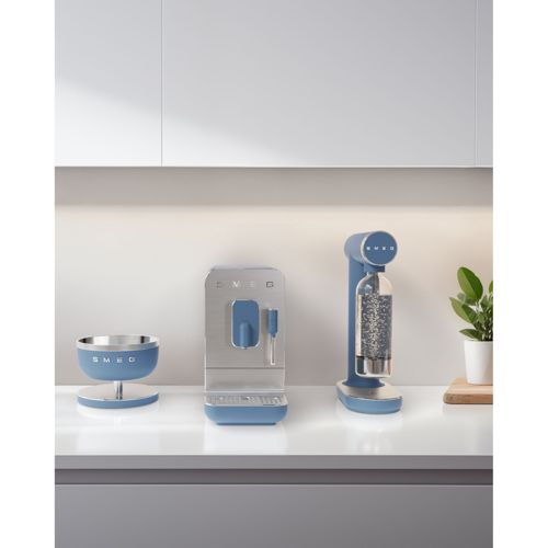 Drei Küchengeräte in Blau und Silber auf einer Arbeitsplatte.