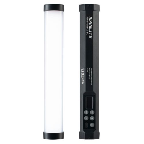 Eine weiße Lichtröhre und ein schwarzer Nanlite Pavotube II 6C Lichtstab mit Knöpfen.