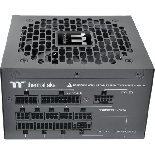 Zwarte Thermaltake voeding met meerdere poorten voor ATX, SATA, CPU en PCI-E.